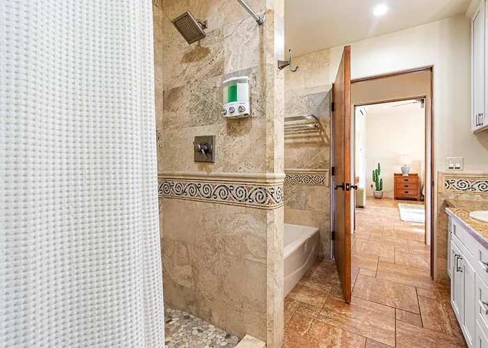 Hébergement de vacances Luxury With 75' Lap Pool, Hot Tub & Breathtaking Vortex Views