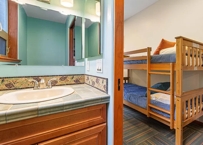 Hébergement de vacances Luxury With 75' Lap Pool, Hot Tub & Breathtaking Vortex Views *