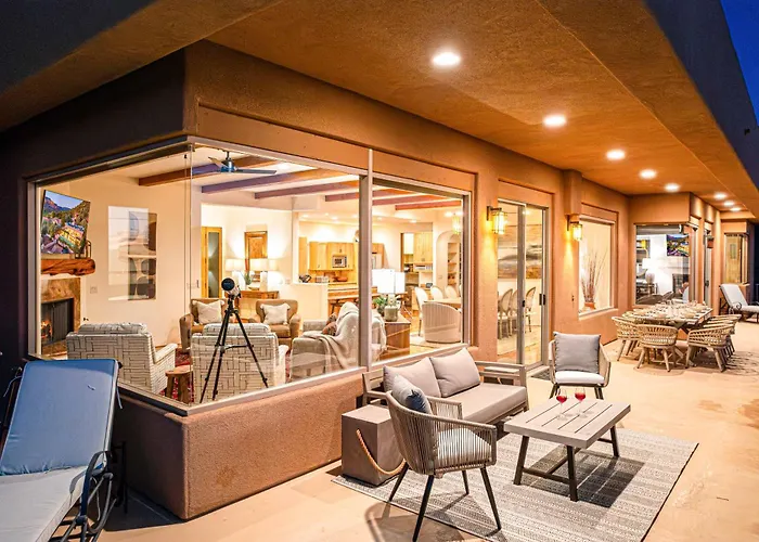 Hébergement de vacances Luxury With 75' Lap Pool, Hot Tub & Breathtaking Vortex Views