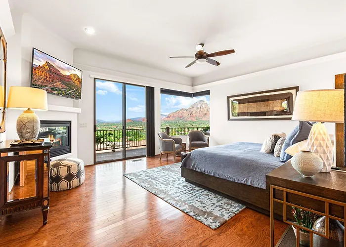 Hébergement de vacances Luxury With 75' Lap Pool, Hot Tub & Breathtaking Vortex Views *