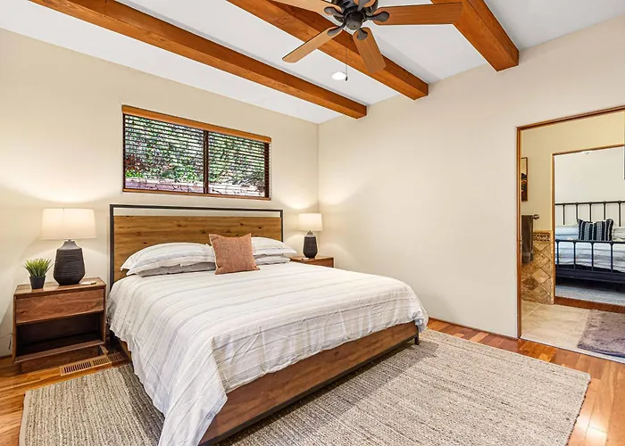 Hébergement de vacances Luxury With 75' Lap Pool, Hot Tub & Breathtaking Vortex Views *