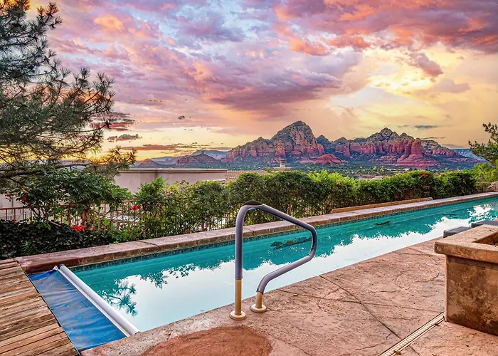 Hébergement de vacances Luxury With 75' Lap Pool, Hot Tub & Breathtaking Vortex Views *