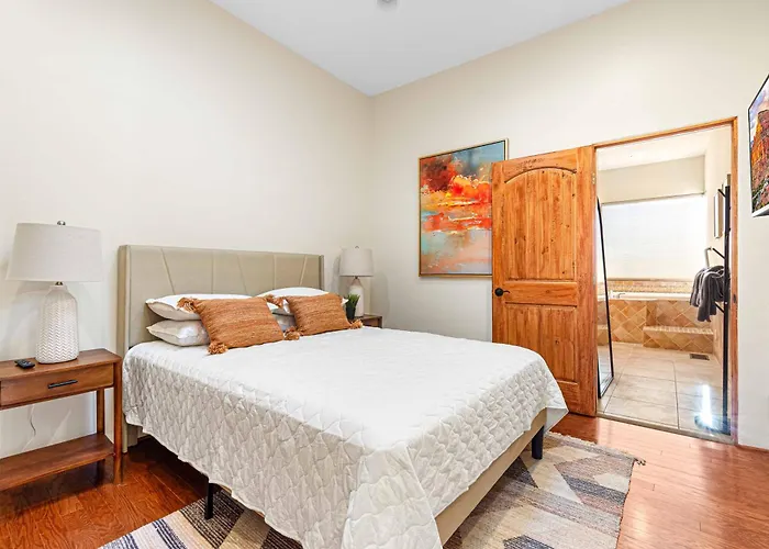 Hébergement de vacances Luxury With 75' Lap Pool, Hot Tub & Breathtaking Vortex Views *