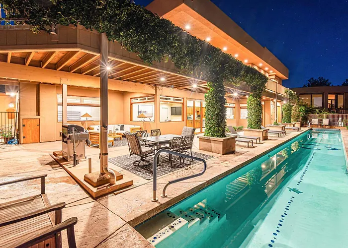 Hébergement de vacances Luxury With 75' Lap Pool, Hot Tub & Breathtaking Vortex Views